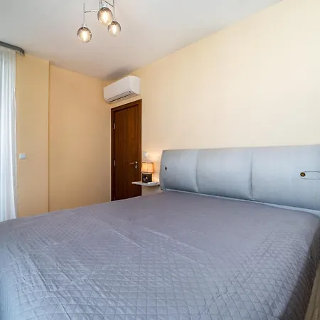 Апартамент Brand New Downtown